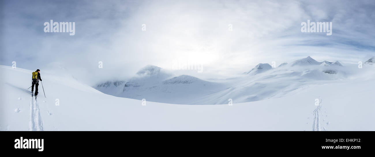 Salendo verso la vetta del monte Nallo, Nallostugan capanna, Kebnekaise area di montagna, Kiruna, Svezia, Europa UE Foto Stock