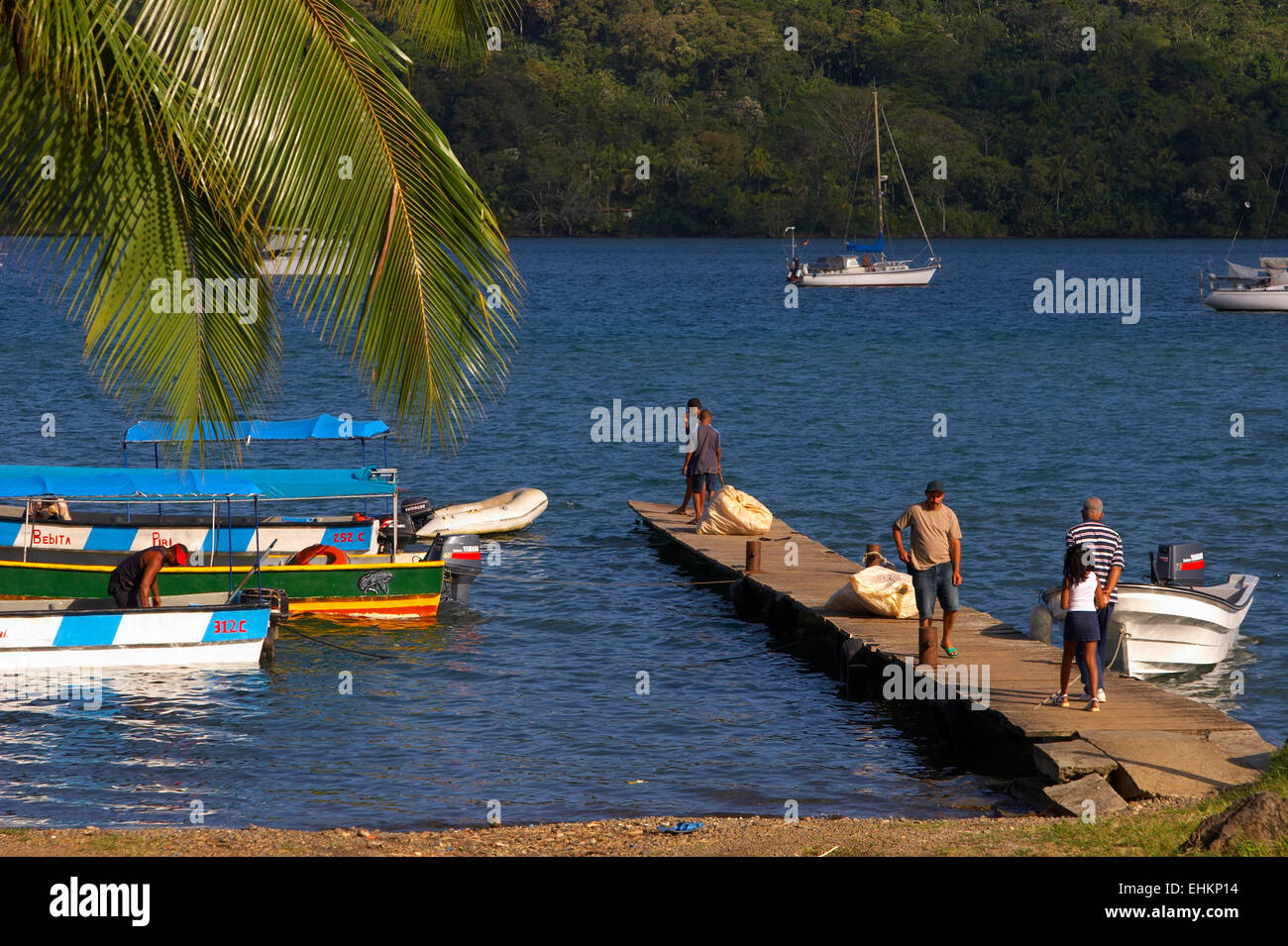 Barche a vela e i taxi d'acqua vicino al molo di Portobello, Colon, Panama America Centrale Foto Stock