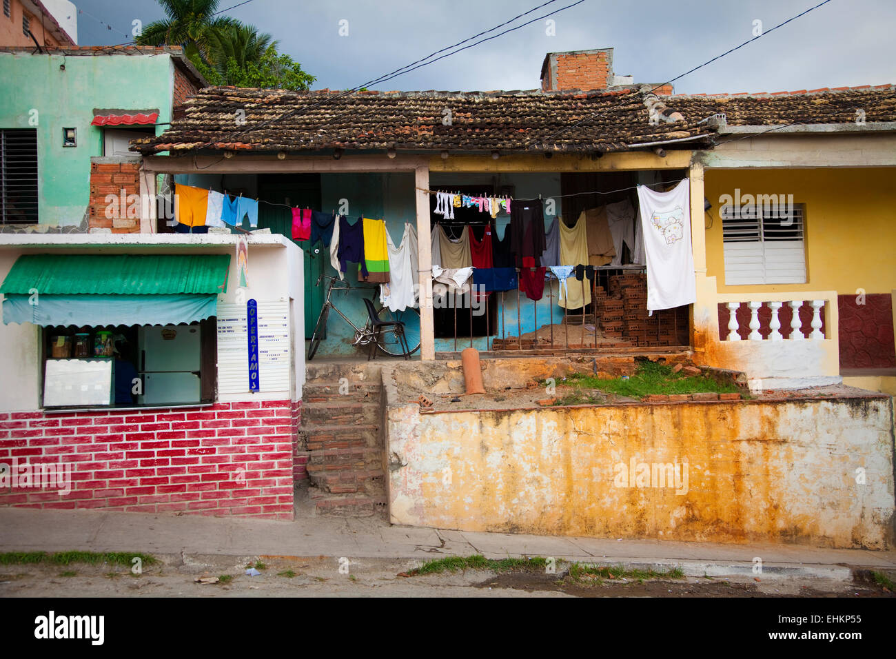 Alloggiamento affollato in una zona povera di Trinidad, Cuba Foto Stock