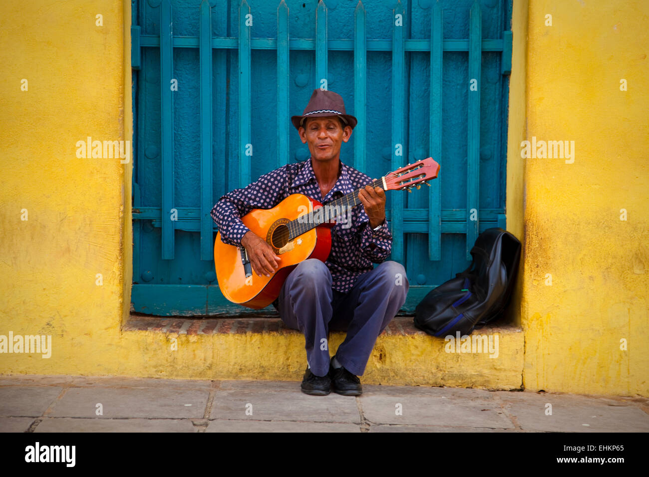 Un uomo suona la chitarra in Trinidad, Cuba Foto Stock