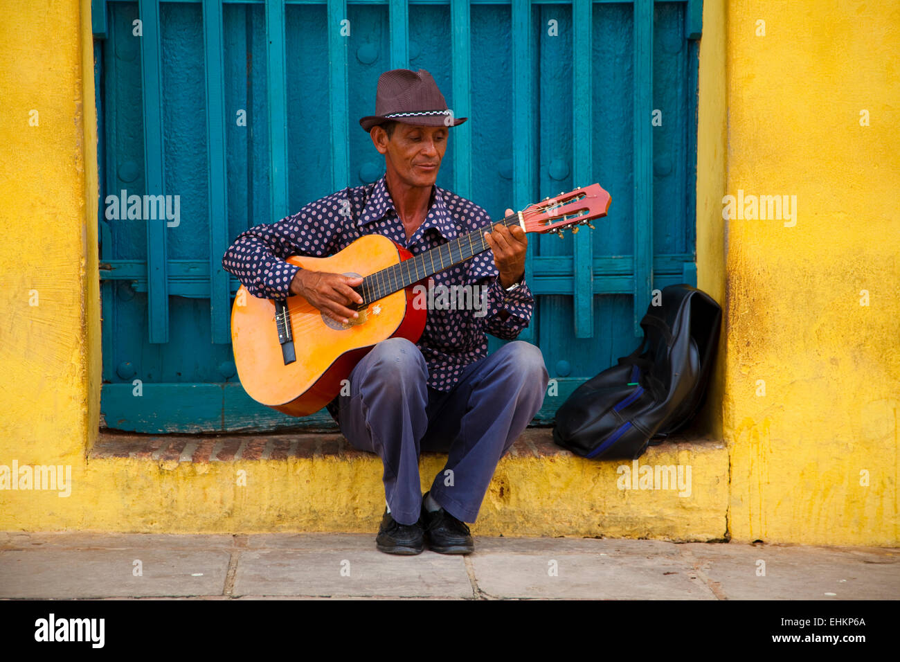 Un uomo suona la chitarra in Trinidad, Cuba Foto Stock