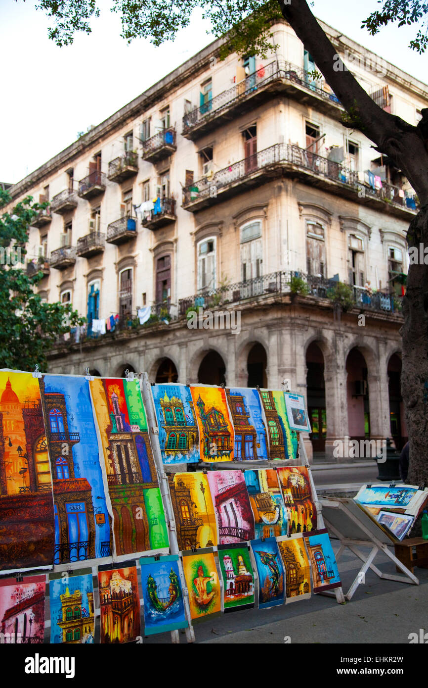 Dipinti colorati nella parte anteriore degli edifici rappresentano, Havana, Cuba Foto Stock