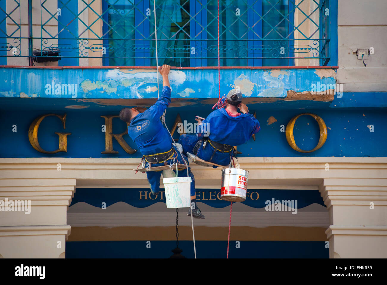 Operai sul davanti dell'Hotel Telegrafo, Havana, Cuba Foto Stock