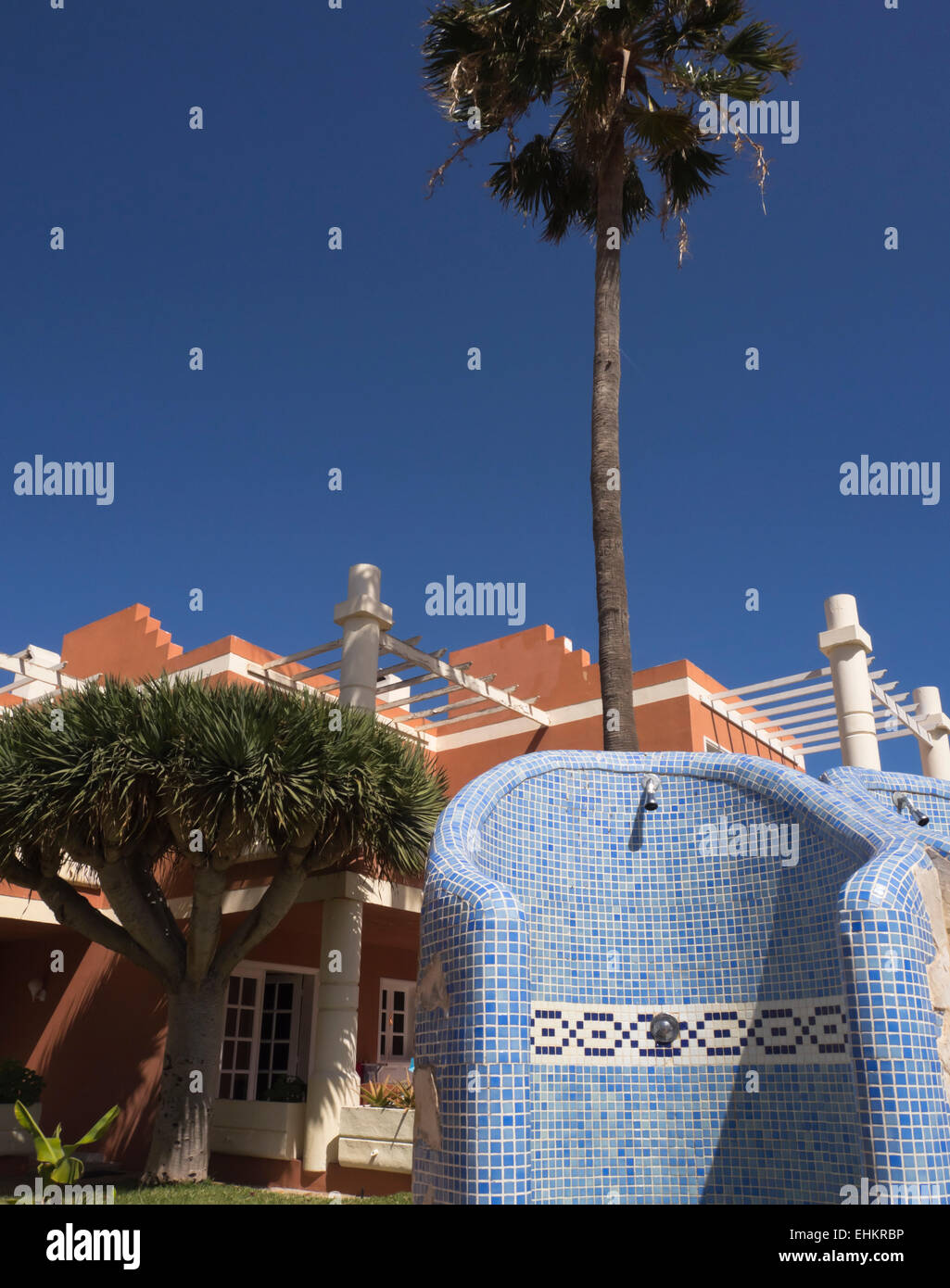 All'esterno doccia con piastrelle blu e bianche in un apartment hotel in Corralejo Fuerteventura isole Canarie Spagna Foto Stock