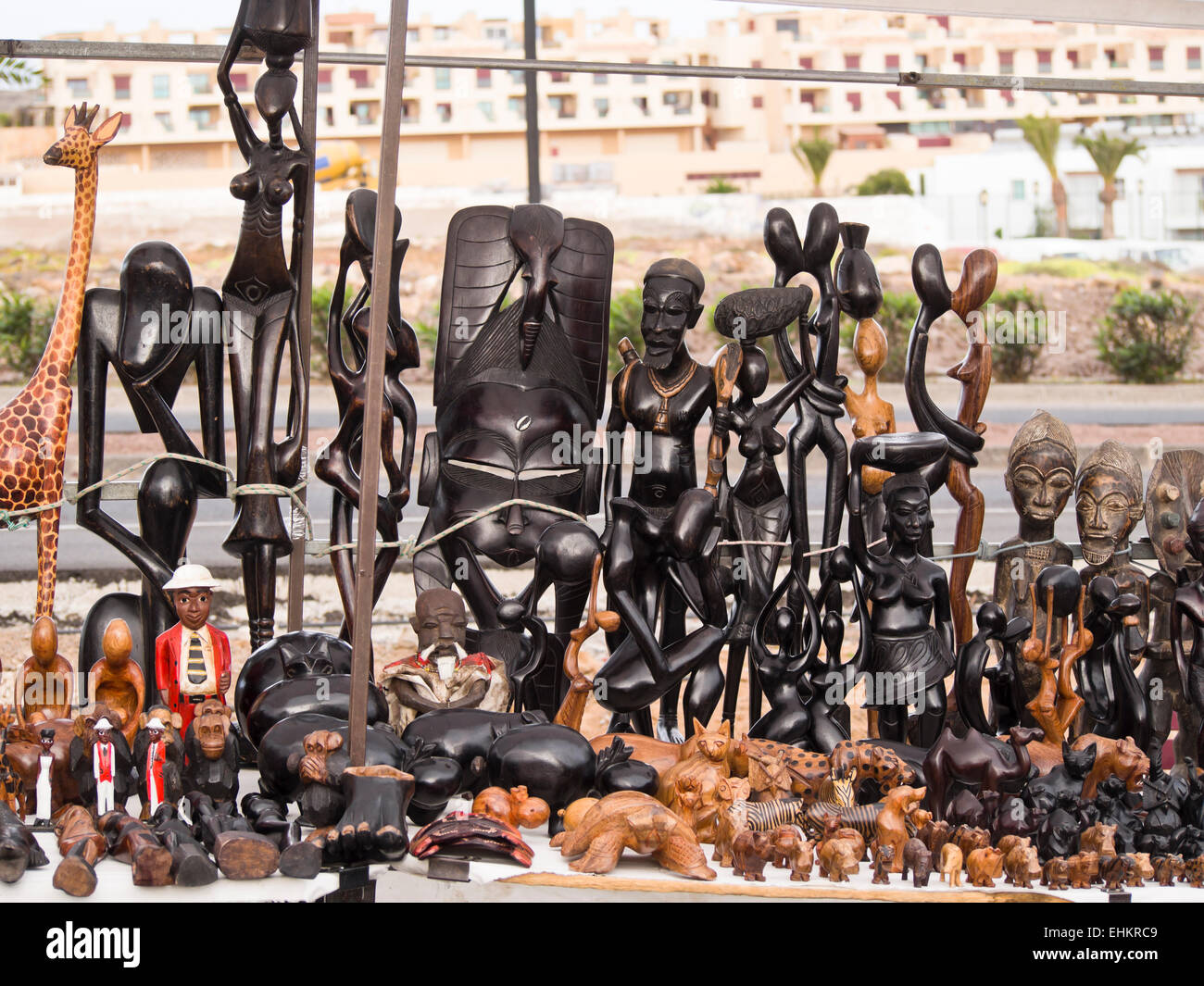 Legno intagliato figurine africano, mai popolare nei mercatini delle isole Canarie, qui uno stallo in Corralejo Fuerteventura Foto Stock