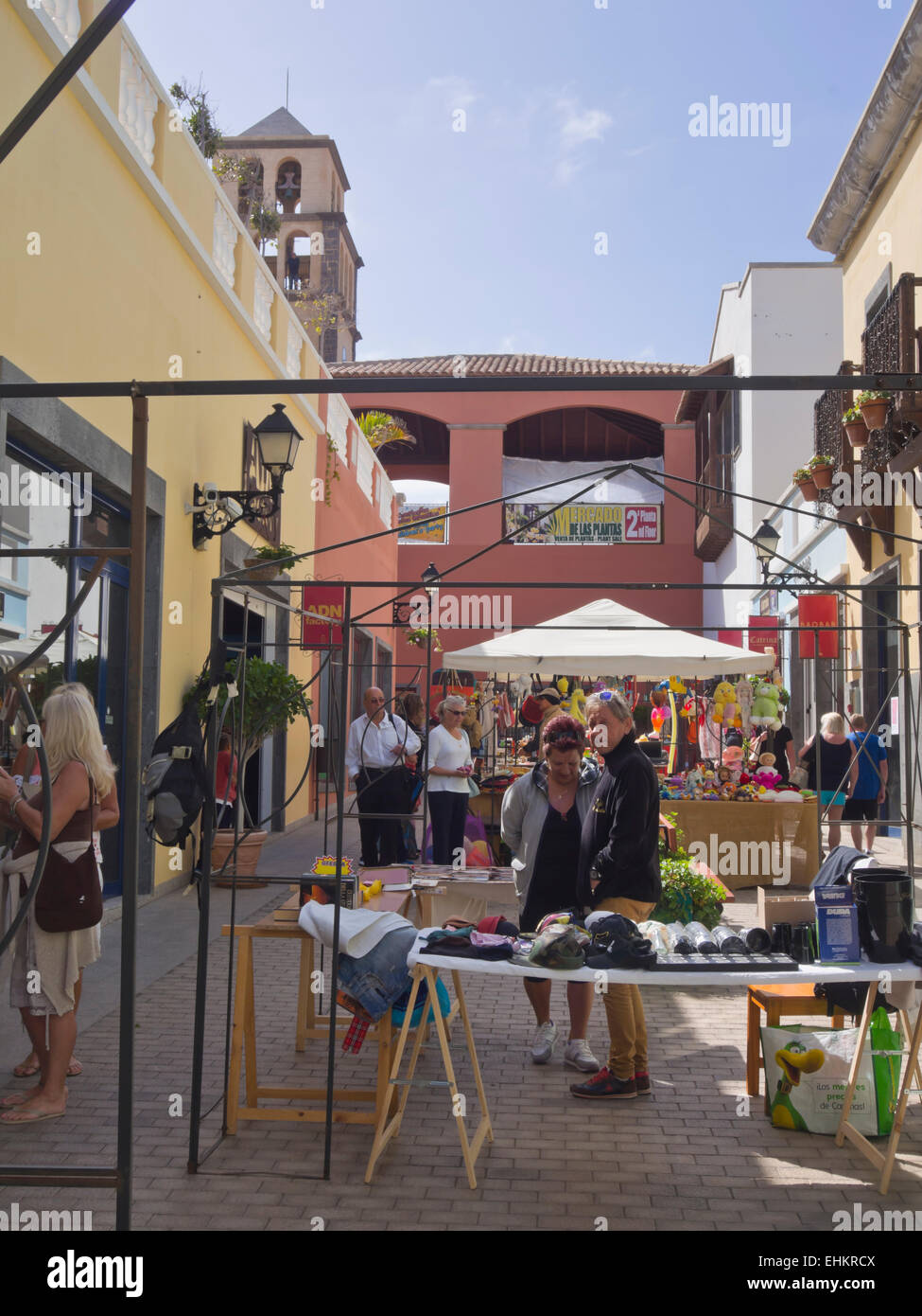 Mercato del sabato in Corralejo a Fuerteventura Isole Canarie Spagna, moderno centro commerciale e il mercato delle pulci e ristoranti combinati Foto Stock