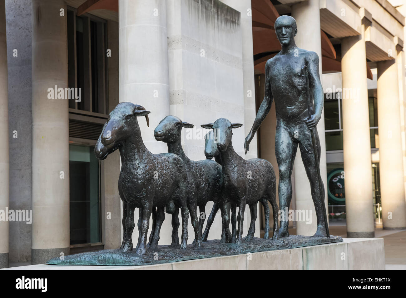 Pastore e scultura di pecora di Dame Elisabeth Frink a Paternoster Square, Londra Inghilterra UK Foto Stock