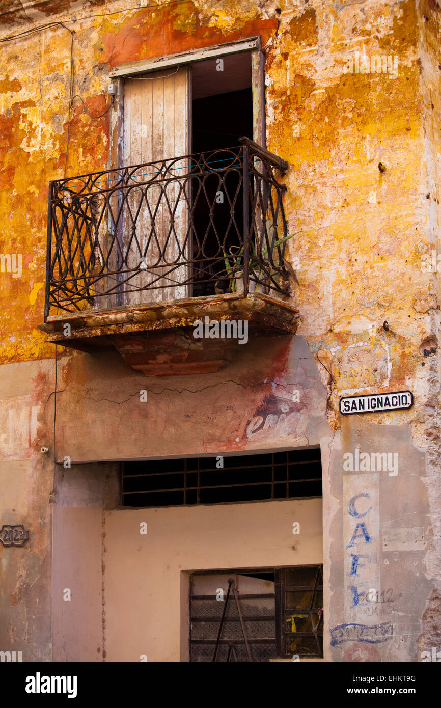 Edifici fatiscenti, Old Havana, Cuba Foto Stock