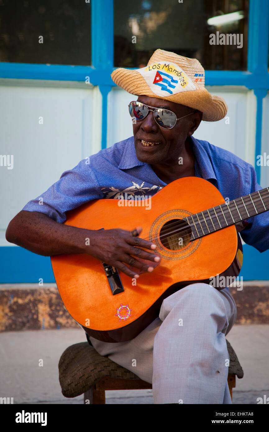 Uomo a suonare la chitarra, Havana, Cuba Foto Stock