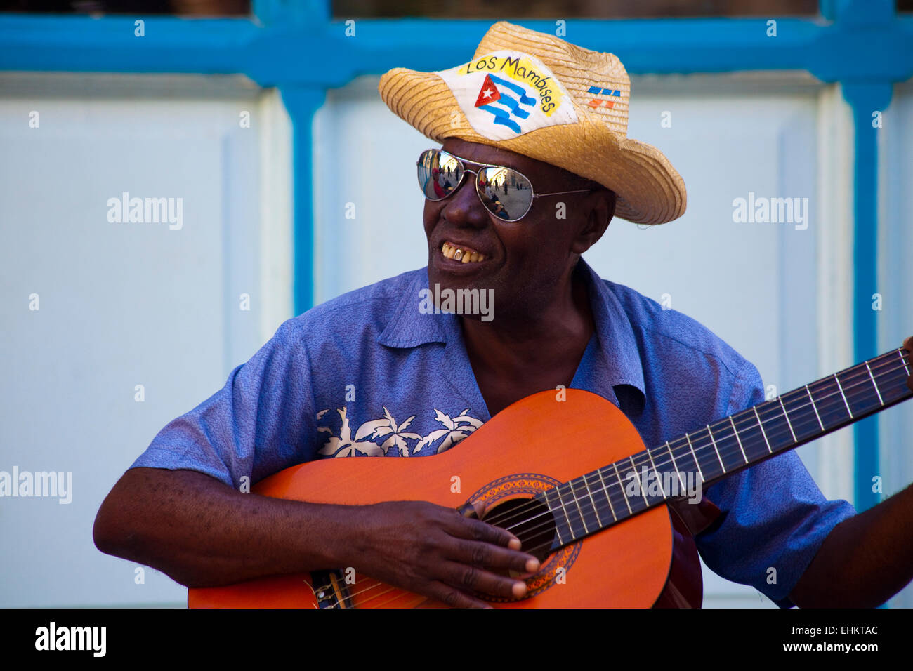 Uomo a suonare la chitarra, Havana, Cuba Foto Stock