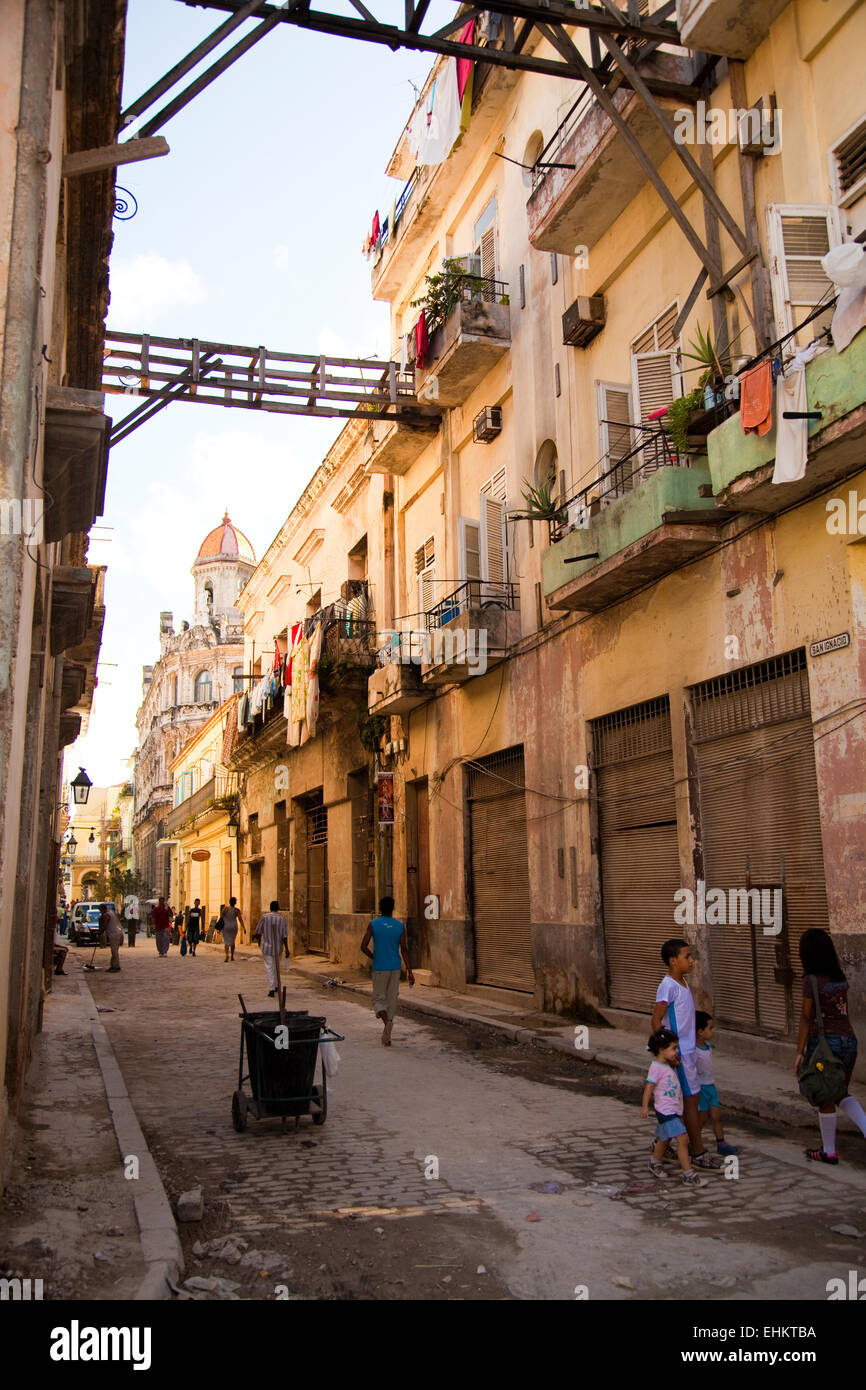 Edifici fatiscenti, Old Havana, Cuba Foto Stock