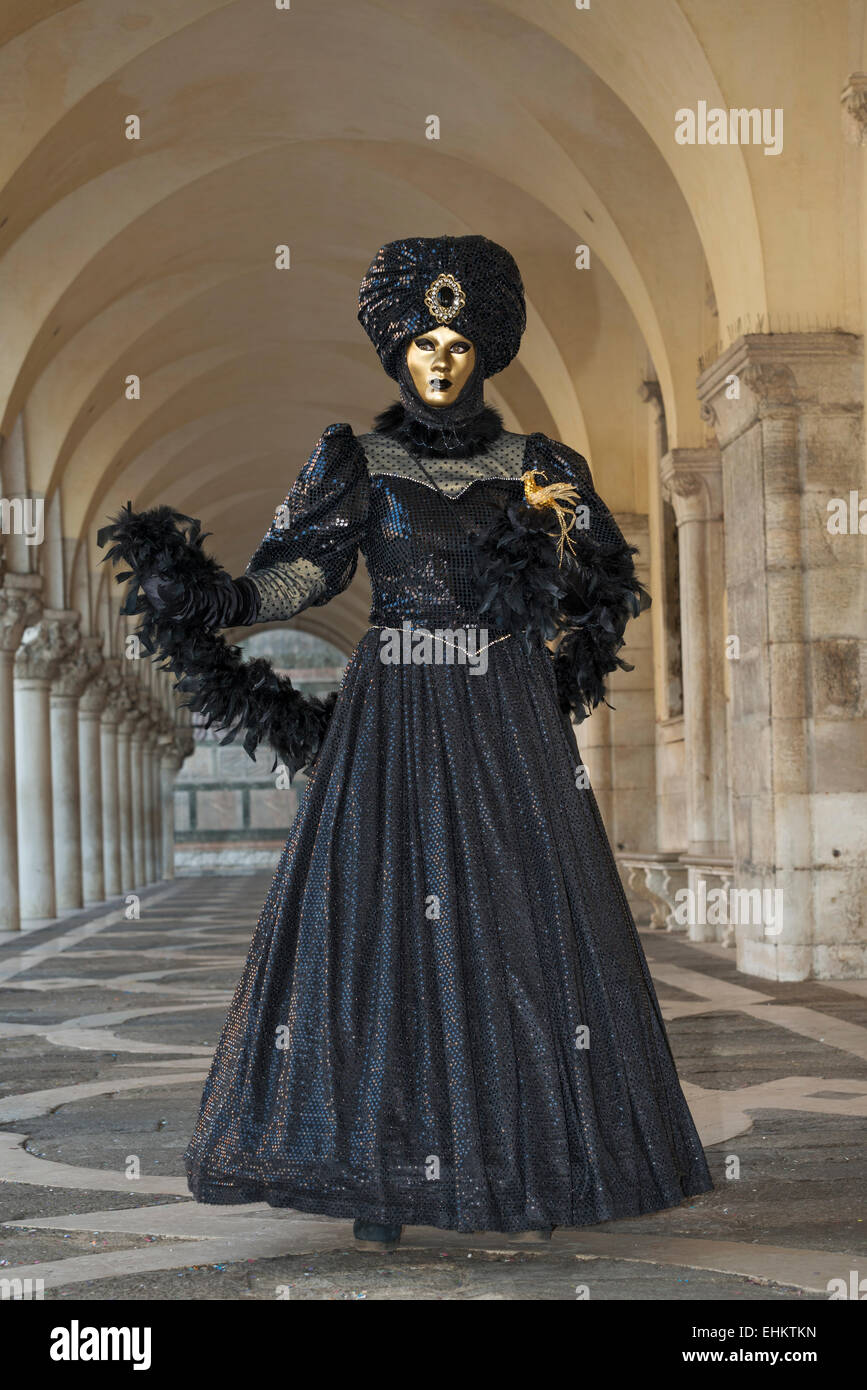Le donne nella maschera d'oro e nero costume di carnevale Foto Stock