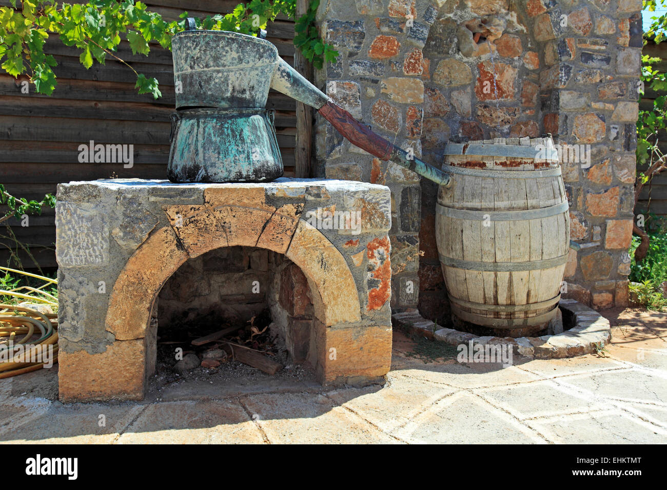 Il vecchio spirito Rakia macchina di produzione, Creta, Grecia Foto Stock