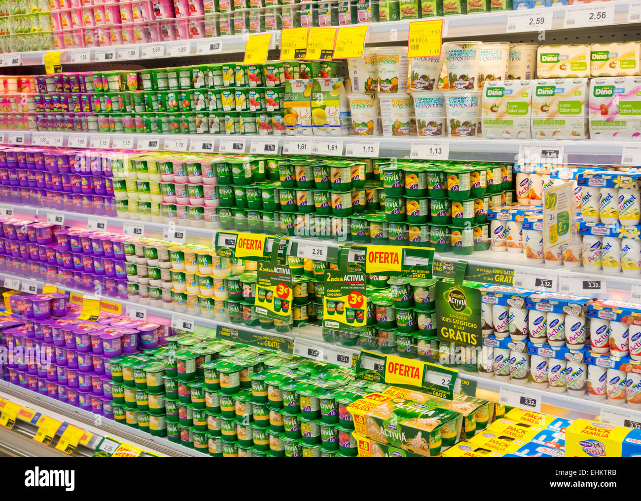 Display di yogurt nel supermercato Foto Stock