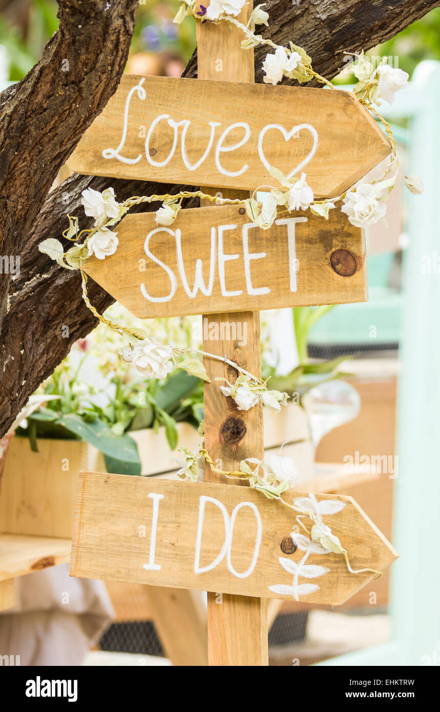 Cartello in legno dicendo l'amore, dolce e me. Foto Stock