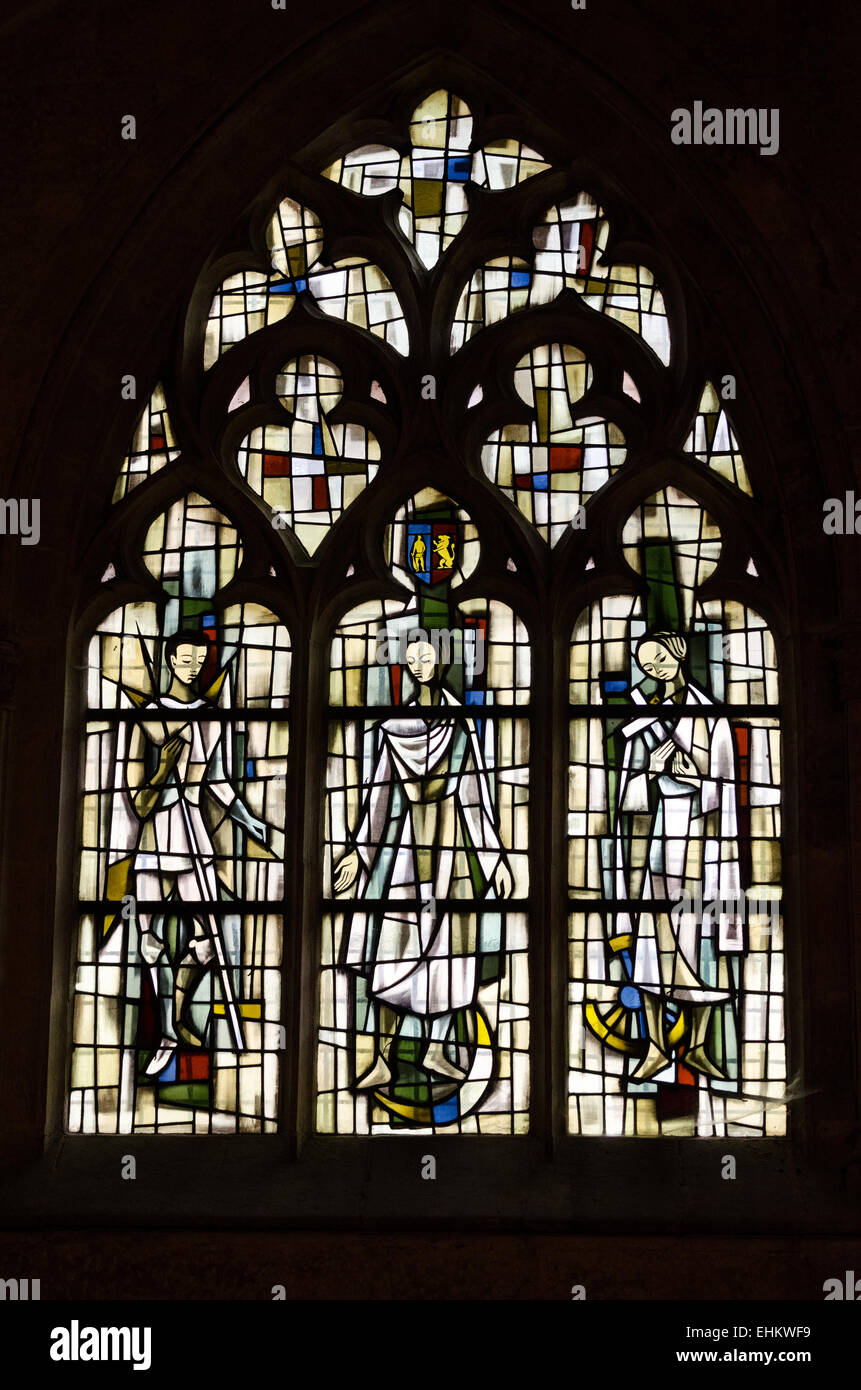 Moderno in vetro colorato nella Cathédrale Saint-Vincent presenta la Vergine Maria con Ste. Caterina d'Alessandria e di San Michele Foto Stock