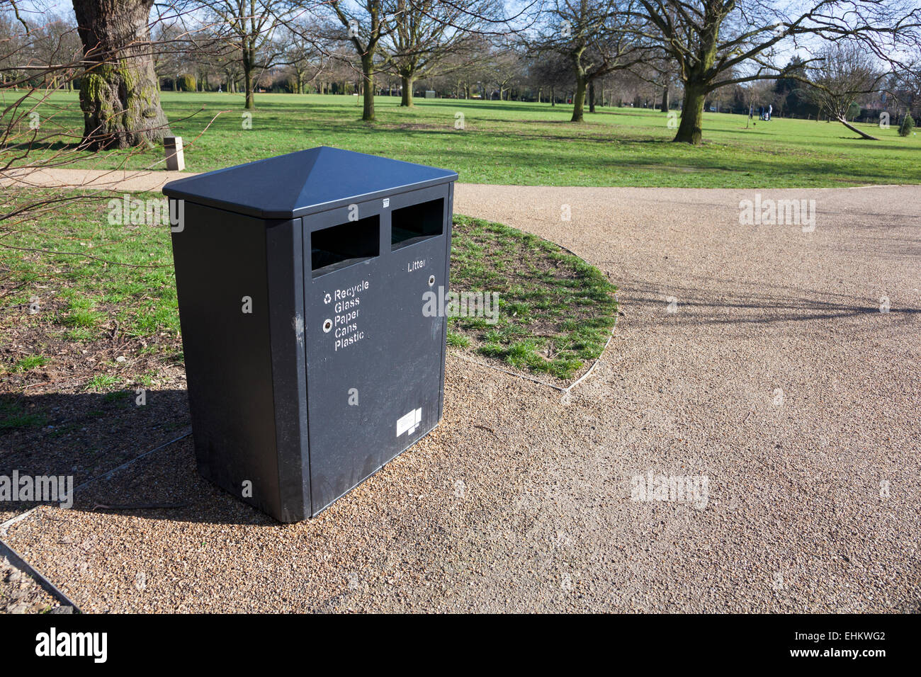 Una lettiera e contenitore di riciclaggio nel parco (Ealing Broadway, Walpole Park, West London) Foto Stock