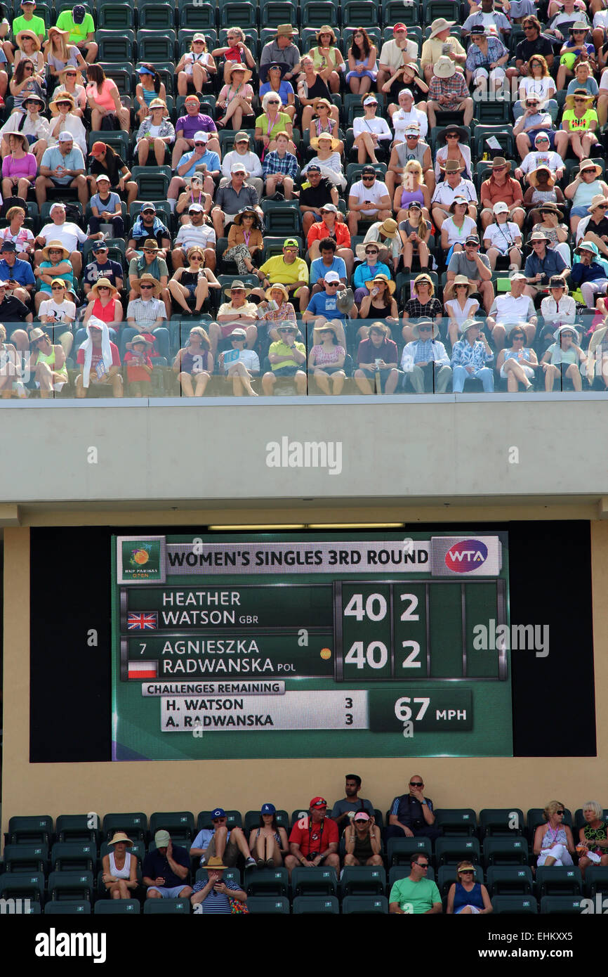 Indian Wells, California, 15 marzo, 2015 British giocatore di tennis Heather Watson sconfigge Agnieszka RADWANSKA (Polonia) nel terzo turno del singolare femminile al BNP Paribas Open (punteggio 6-4 6-4). Foto: Generale aperta ammissione posti a sedere sopra rispetto a sedere riservato al di sotto. Credito: Lisa Werner/Alamy Live News Foto Stock