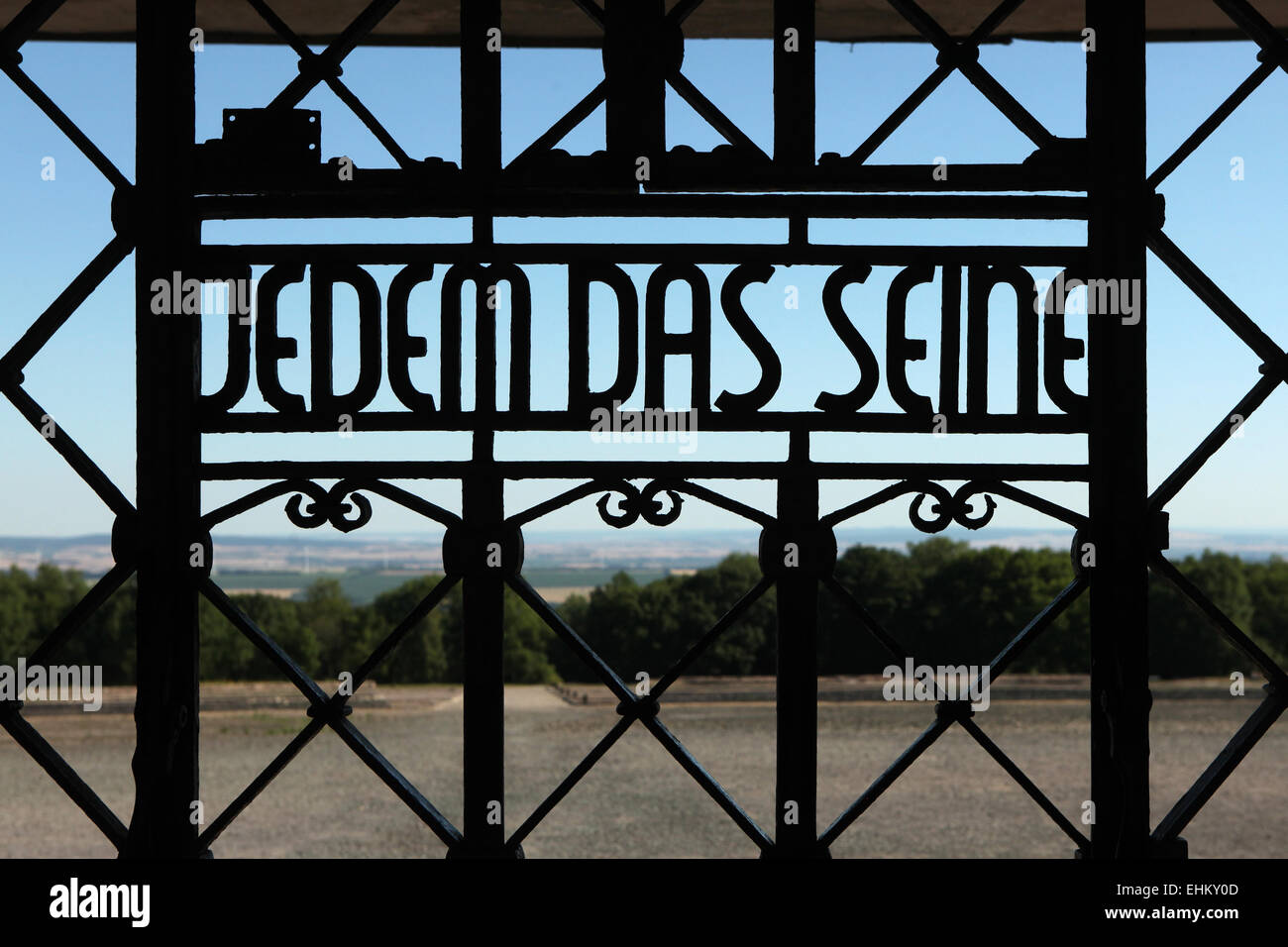 Nazi motto "Jedem das Seine' visto sul cancello principale del campo di concentramento di Buchenwald nei pressi di Weimar, Germania. Il famigerato Nazi Foto Stock