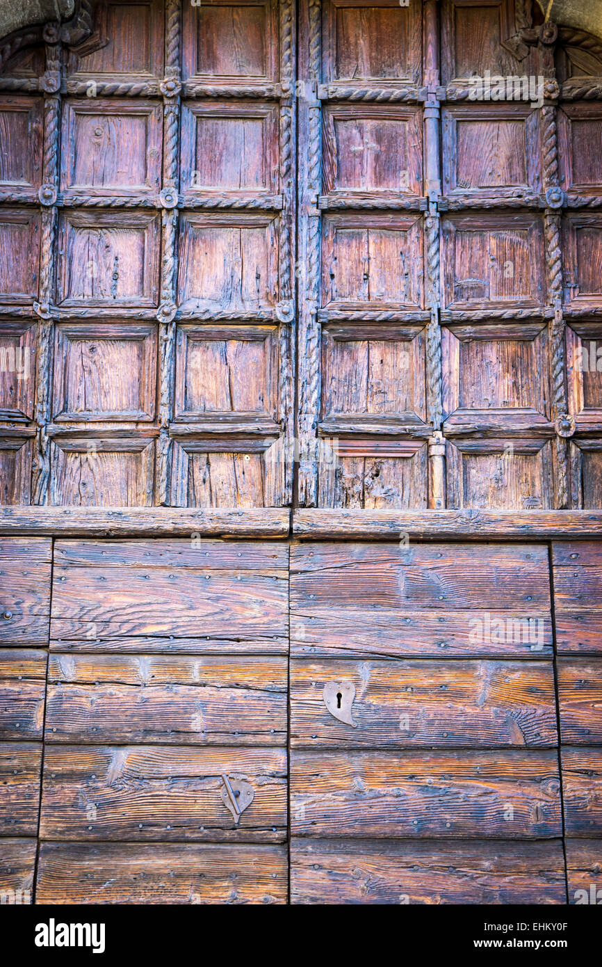 In legno intagliato portale di un palazzo italiano Foto Stock