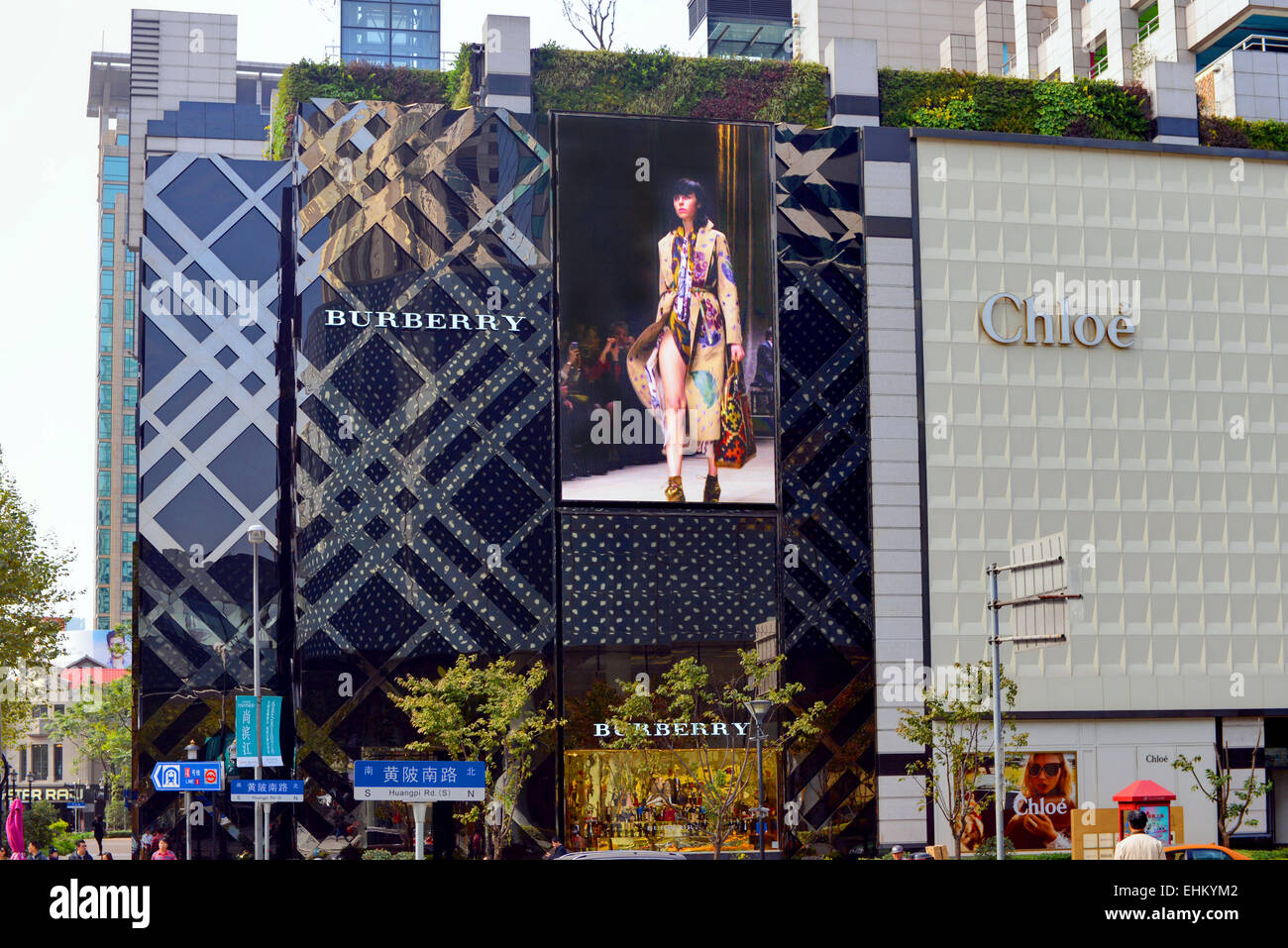 Burberry store con lo schermo con il metraggio di modelli a piedi e Chloe boutique alla moda Huangpi Road a Shanghai. Foto Stock