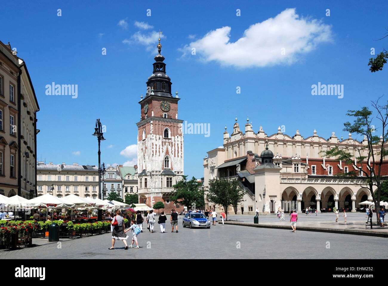 La piazza principale di Cracovia in Polonia con la Torre Civica e il panno Halls. Foto Stock