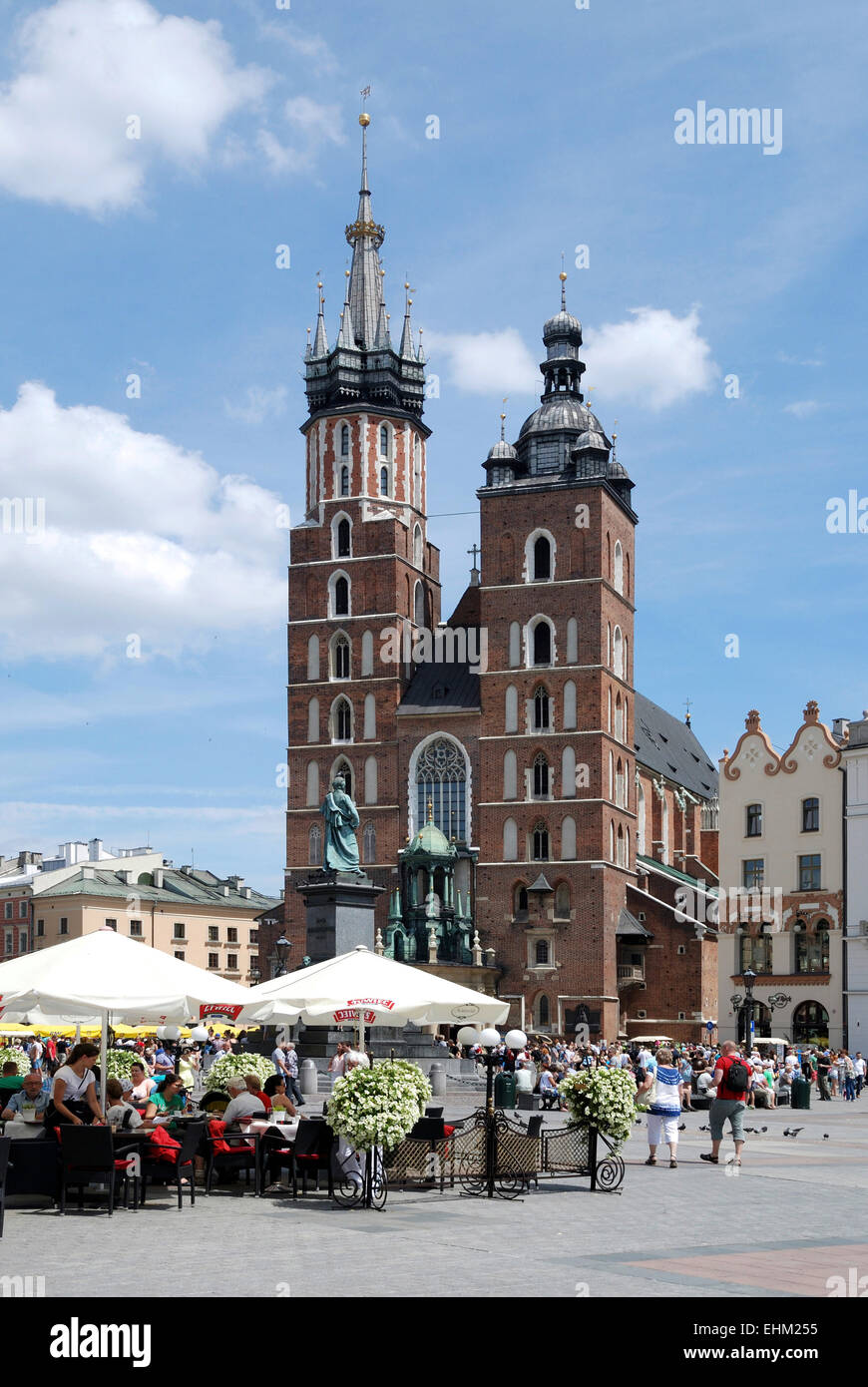 Street Cafe con turisti davanti la chiesa di St. Mary sul principale mercato di Cracovia in Polonia. Achtung: Nur zur redaktion Foto Stock