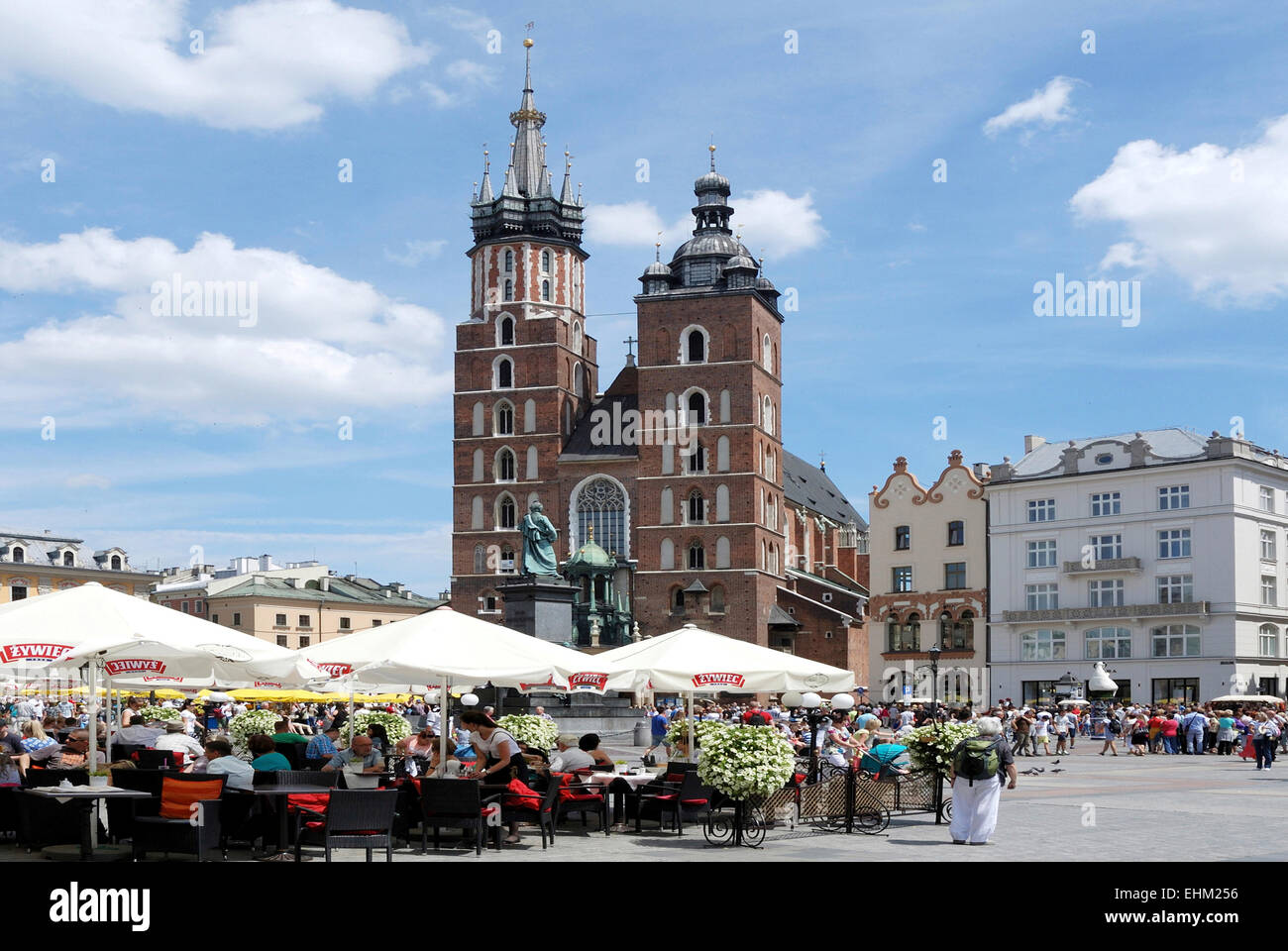 Street Cafe con turisti davanti la chiesa di St. Mary sul principale mercato di Cracovia in Polonia. Achtung: Nur zur redaktion Foto Stock
