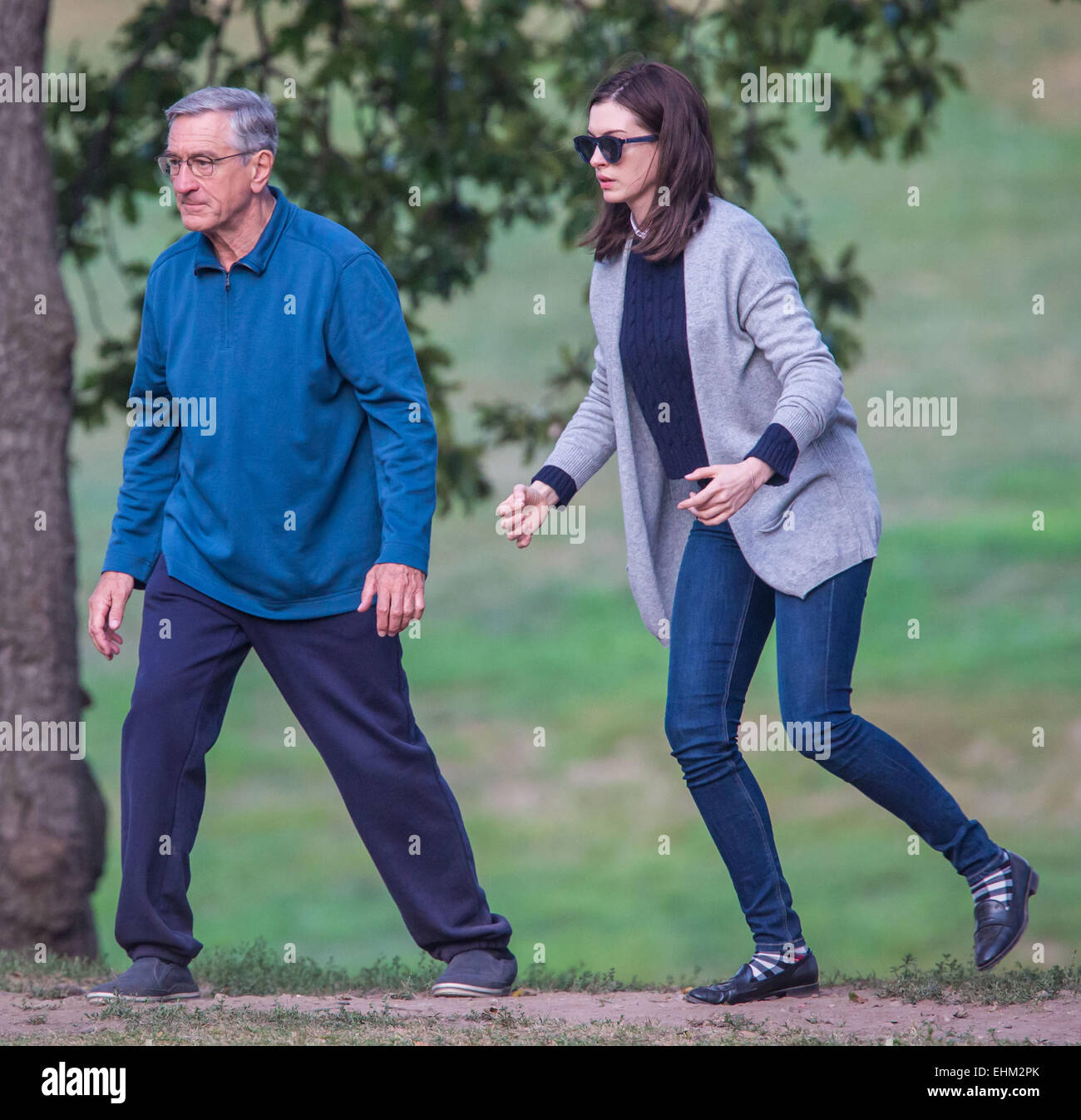 Robert De Niro e Anne Hathaway facendo Tai Chi sul set del loro prossimo film 'l'intern " di Brooklyn con: Anne Hathaway,Robert De Niro dove: Brooklyn, New York, Stati Uniti quando: 11 Set 2014 Foto Stock