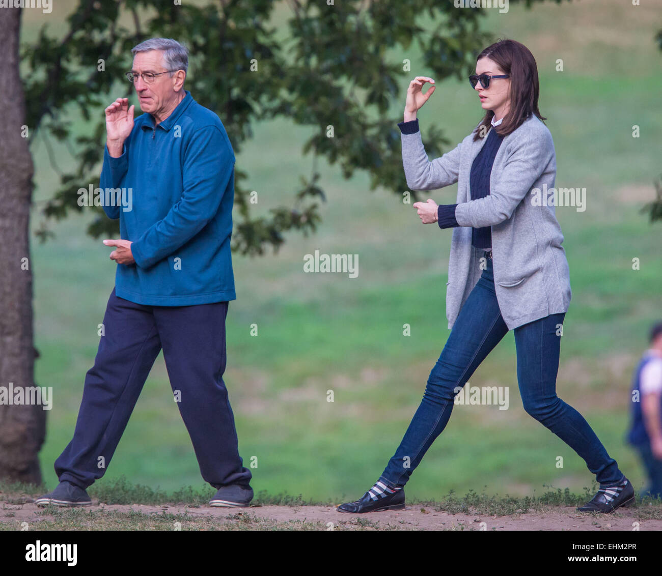 Robert De Niro e Anne Hathaway facendo Tai Chi sul set del loro prossimo film 'l'intern " di Brooklyn con: Anne Hathaway,Robert De Niro dove: Brooklyn, New York, Stati Uniti quando: 11 Set 2014 Foto Stock