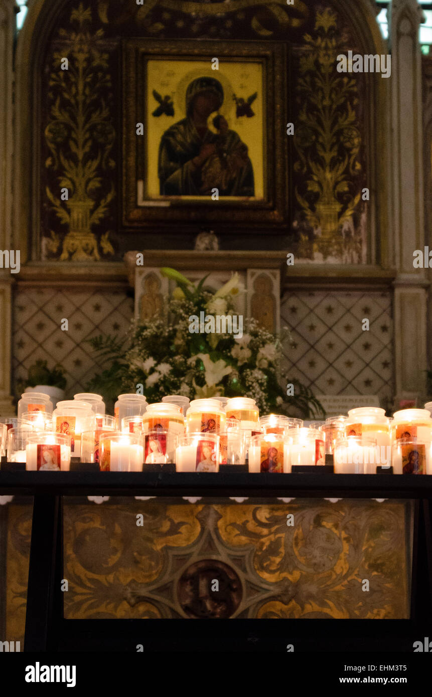 Candele votive davanti ad una icona della Madonna, Cathédrale Saint-Vincent ,Chalon-sûr-Saône, Francia. Foto Stock