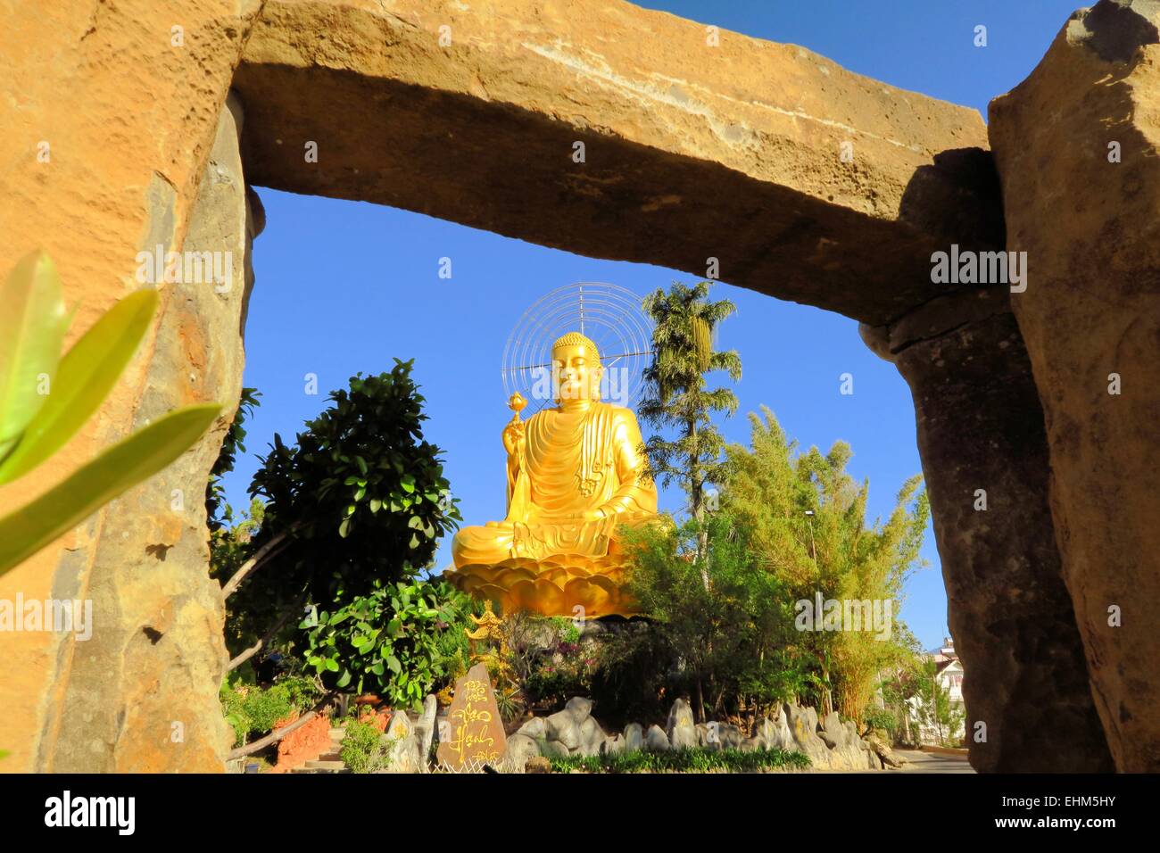 Seduta gigante Buddha dorato.,Dalat, Vietnam Foto Stock