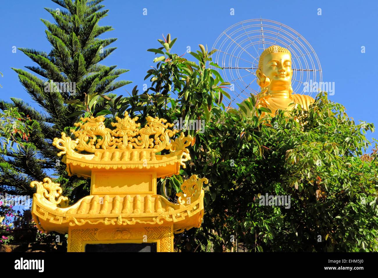 Seduta gigante Buddha dorato.,Dalat, Vietnam Foto Stock