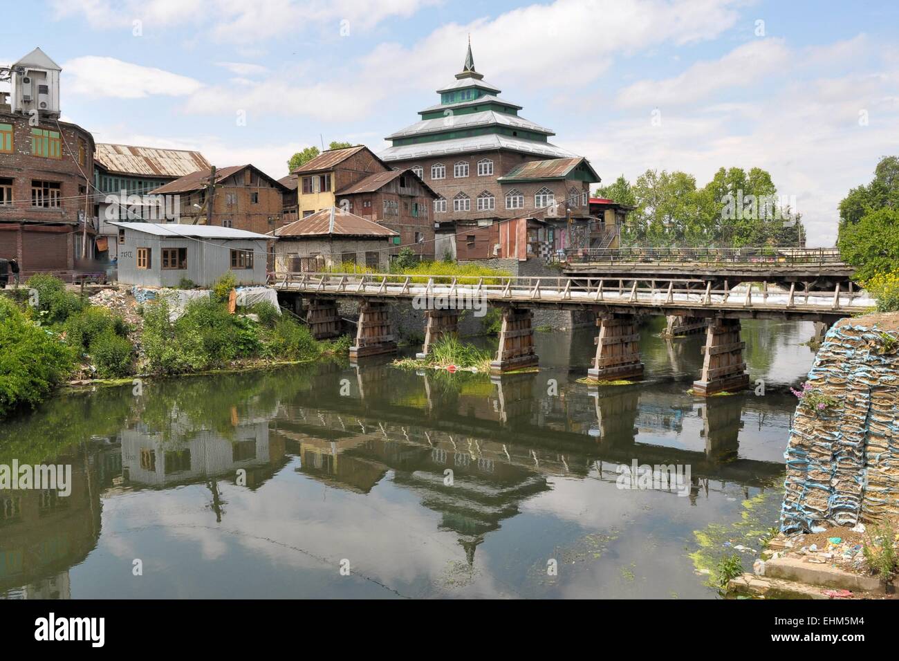Moschee a Jahelum fiume a Srinagar Kashmir Foto Stock