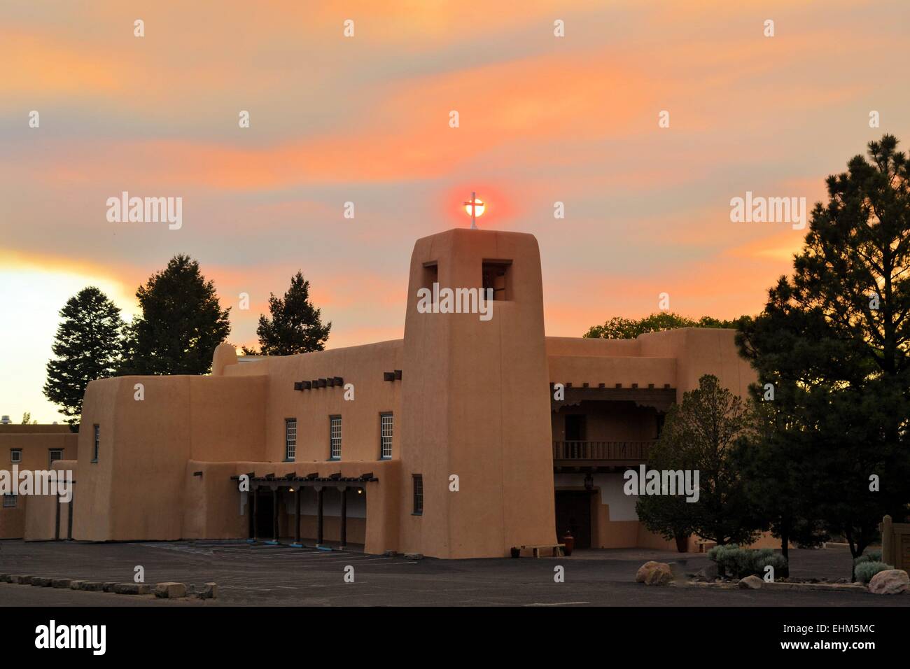 La Chiesa al tramonto a Santa Fe, New Mexico Foto Stock