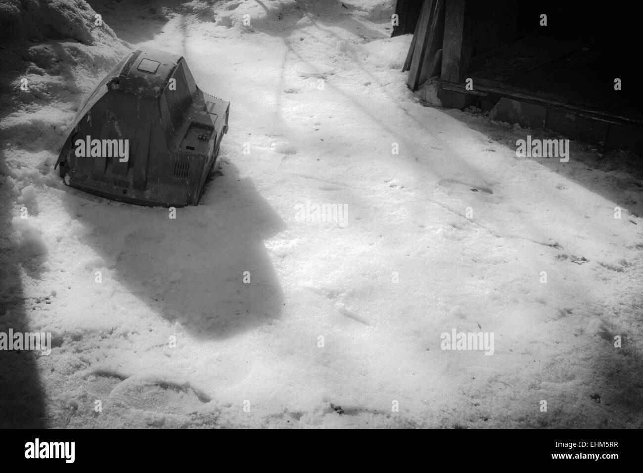 Un vecchio televisore in disuso circondato da bianco neve inquinati come l'apocalisse Foto Stock
