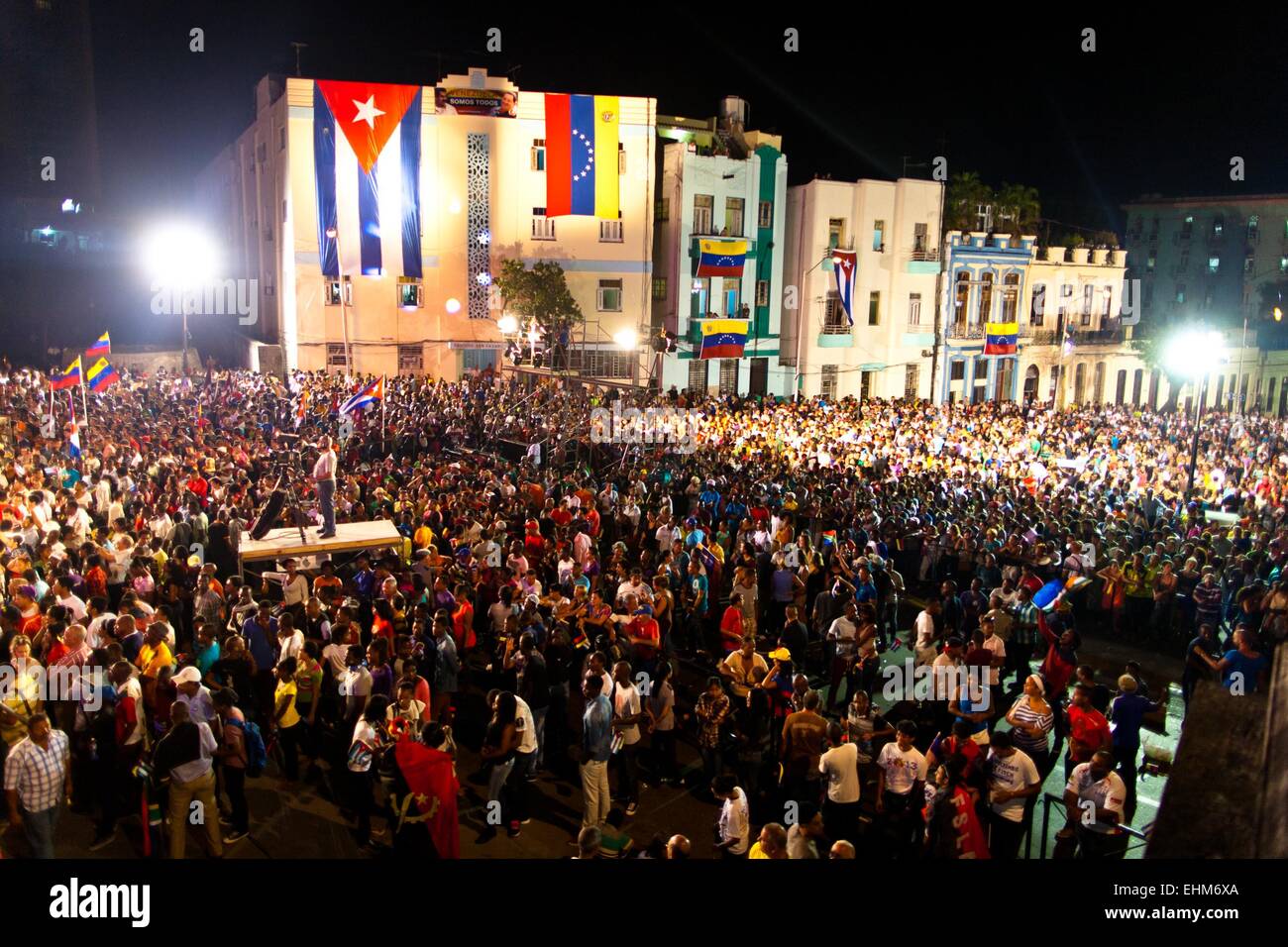 L'Avana, Cuba. Xv Mar, 2015. Migliaia di cubani rally per supportare il Venezuela in una fila di montaggio con gli Stati Uniti all'Avana Università dell Avana, Cuba, 15 marzo 2015. Il governo cubano ha confermato la sua solidarietà con il Venezuela quando le relazioni tra Venezuela e gli Stati Uniti sono stati sempre più tese negli ultimi mesi. © Liu Bin/Xinhua/Alamy Live News Foto Stock