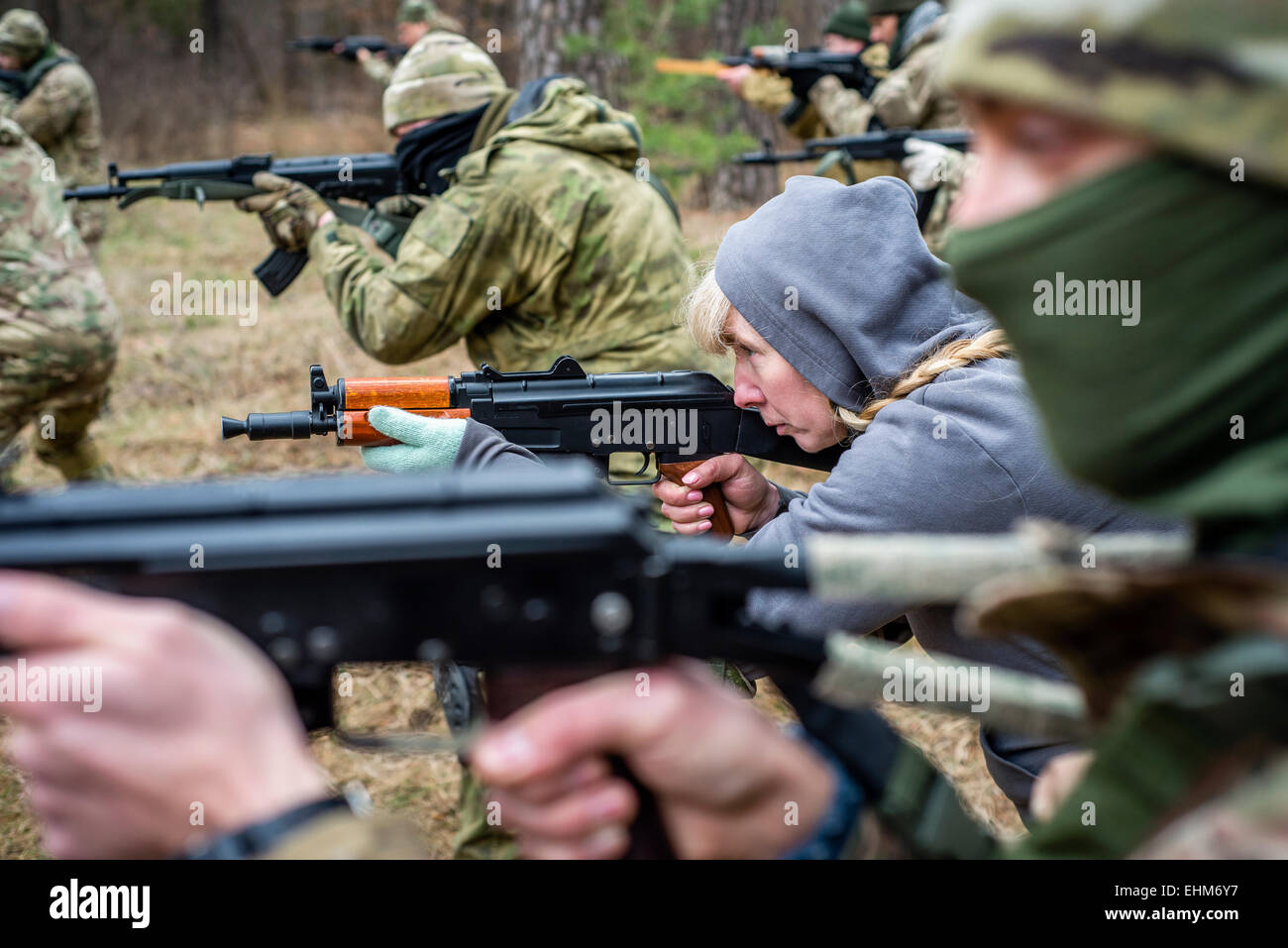 Kiev, Ucraina. Xv Mar, 2015. Volontari e soldati di riserva sono nozioni di base di apprendimento delle posizioni militari e si sposta al centro di formazione "Patriot', Kiev, Ucraina. 15 marzo, 2015. Credito: Oleksandr Rupeta/Alamy Live News Foto Stock