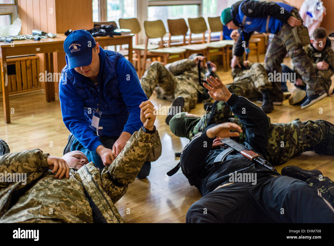 Kiev, Ucraina. Xv Mar, 2015. Volontari e riservare i soldati stanno imparando nozioni di base di primo soccorso e utilizzando l'applicazione di combattimento tourniquet presso il centro di formazione "Patriot', Kiev, Ucraina. 15 marzo, 2015. Credito: Oleksandr Rupeta/Alamy Live News Foto Stock