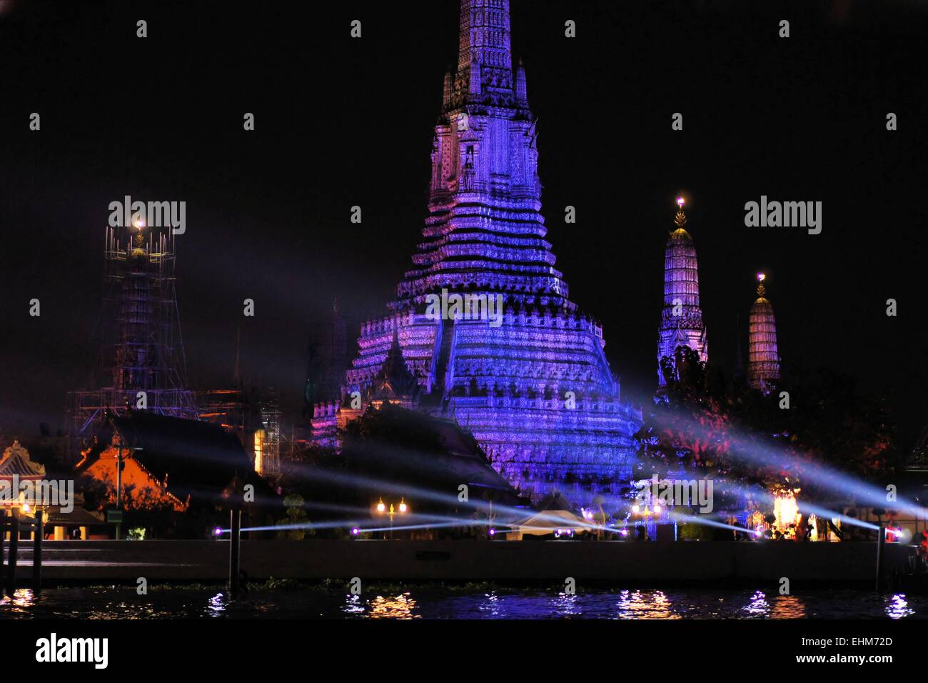 Illuminato Tempio dell'alba, Wat Arun, Bangkok, Thailandia Foto Stock