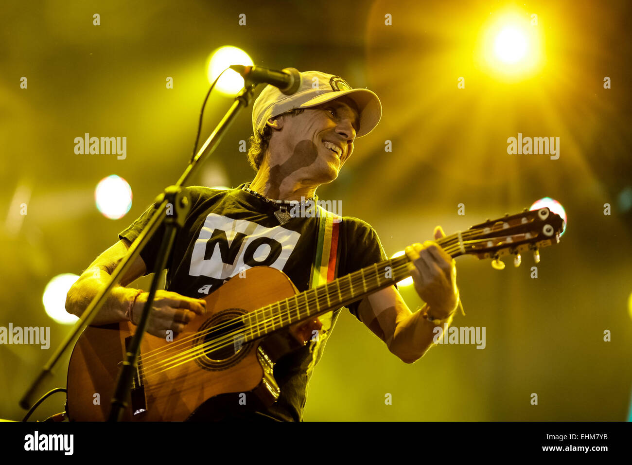 Bogotà, Colombia. Xv Mar, 2015. Artista francese Manu Chao esegue con la sua band "La Ventura' a Bogotà, capitale della Colombia, il 15 marzo 2015. Manu Chao è in tour in Colombia. © Jhon Paz/Xinhua/Alamy Live News Foto Stock