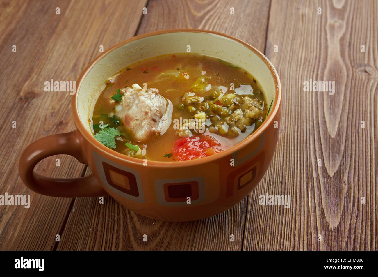 Zuppa con shourpa moong dal .Cucina uzbeka Foto Stock