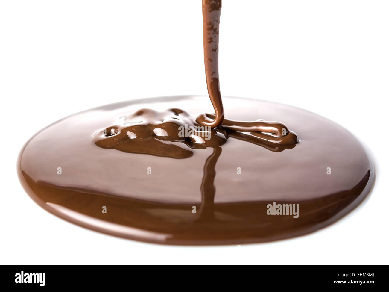 Flusso di cioccolato isolato su sfondo bianco close up Foto Stock