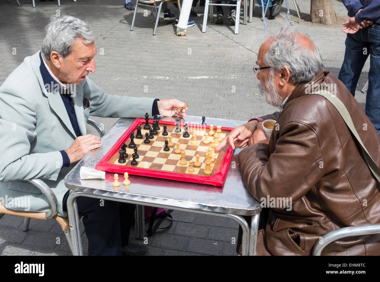 Gli uomini che giocano a scacchi in Parque Santa Catalina, Las Palmas di Gran Canaria Isole Canarie Spagna Foto Stock