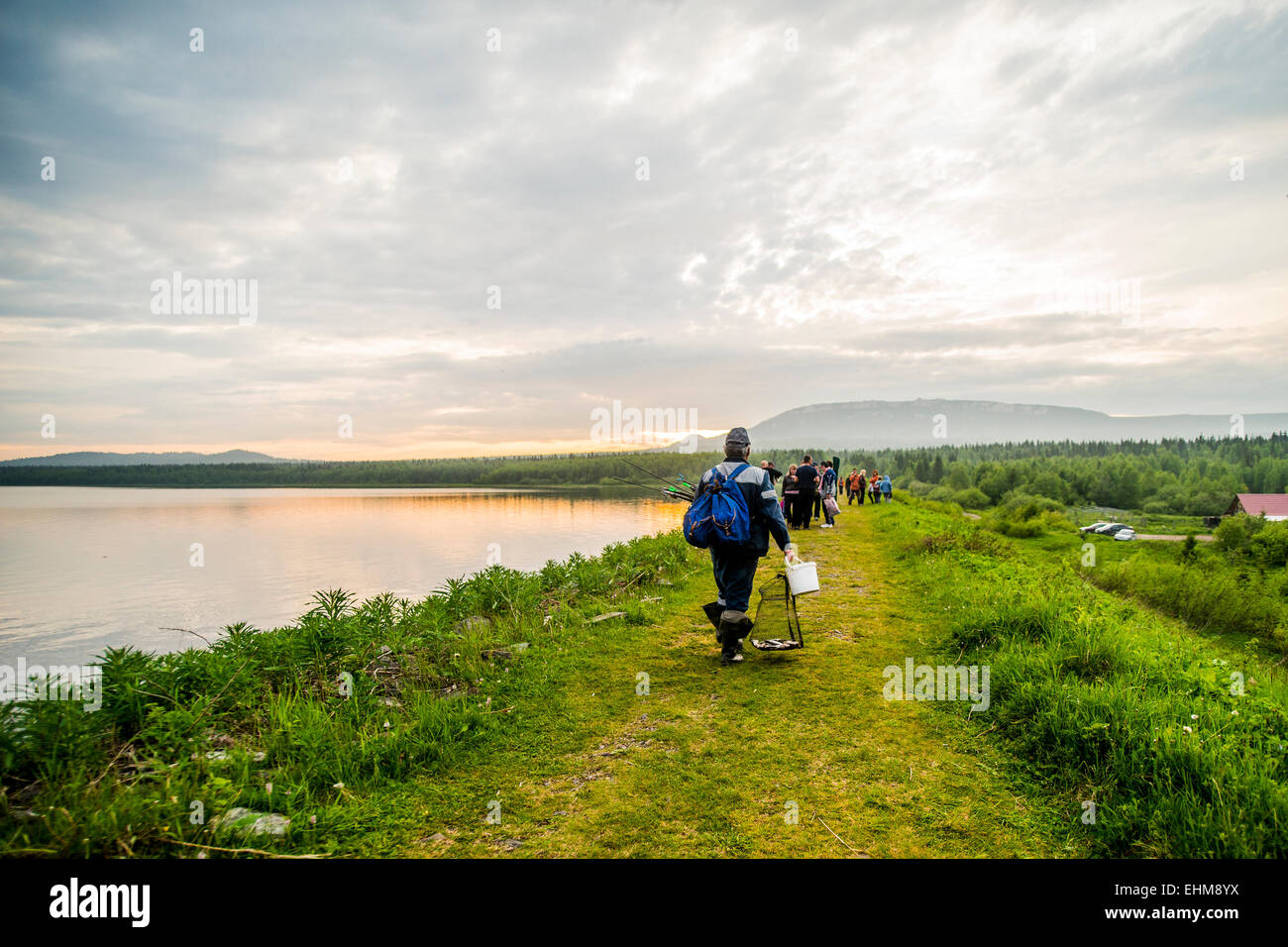 Camper caucasica camminare vicino a lago rurale Foto Stock