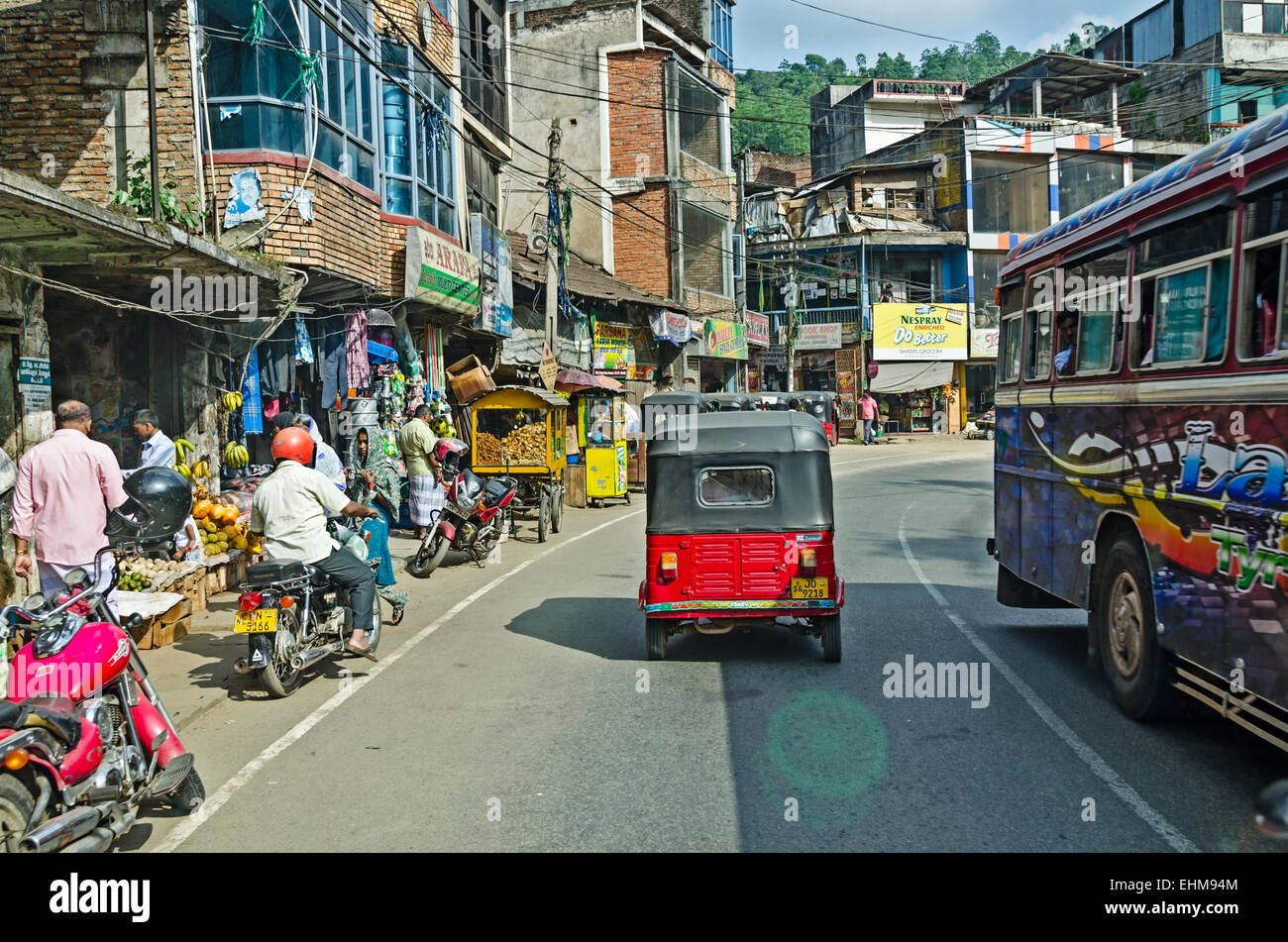 COLOMBO, SRI LANKA - dic 7: Comune Sri Lanka la strada affollata con diversi trasporti e pedoni sul dicembre 7, 2011 in Colombo, Sri Lanka. Foto Stock