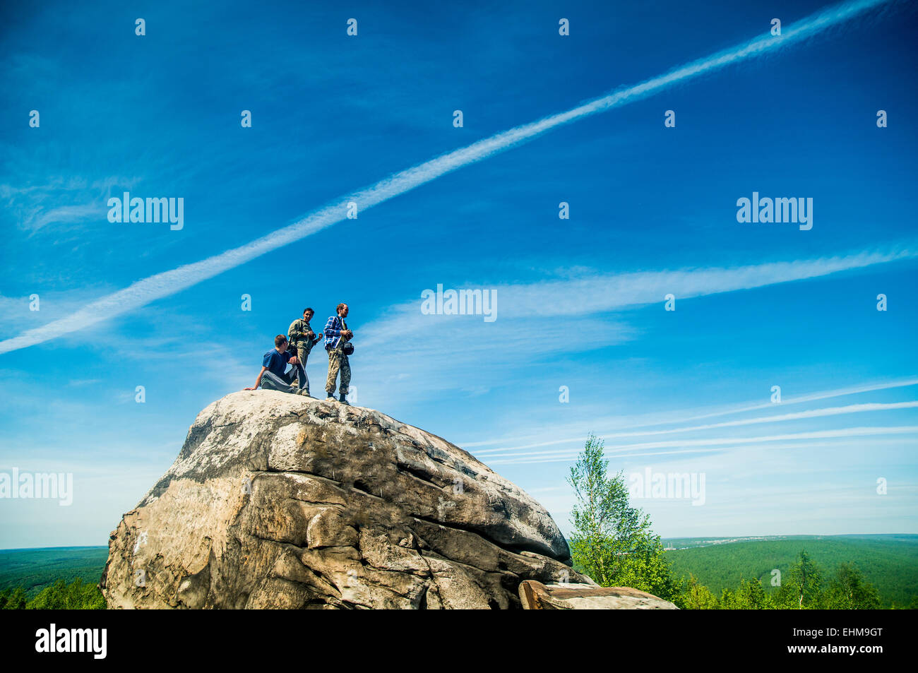 Gli arrampicatori caucasica permanente sulla formazione di roccia Foto Stock