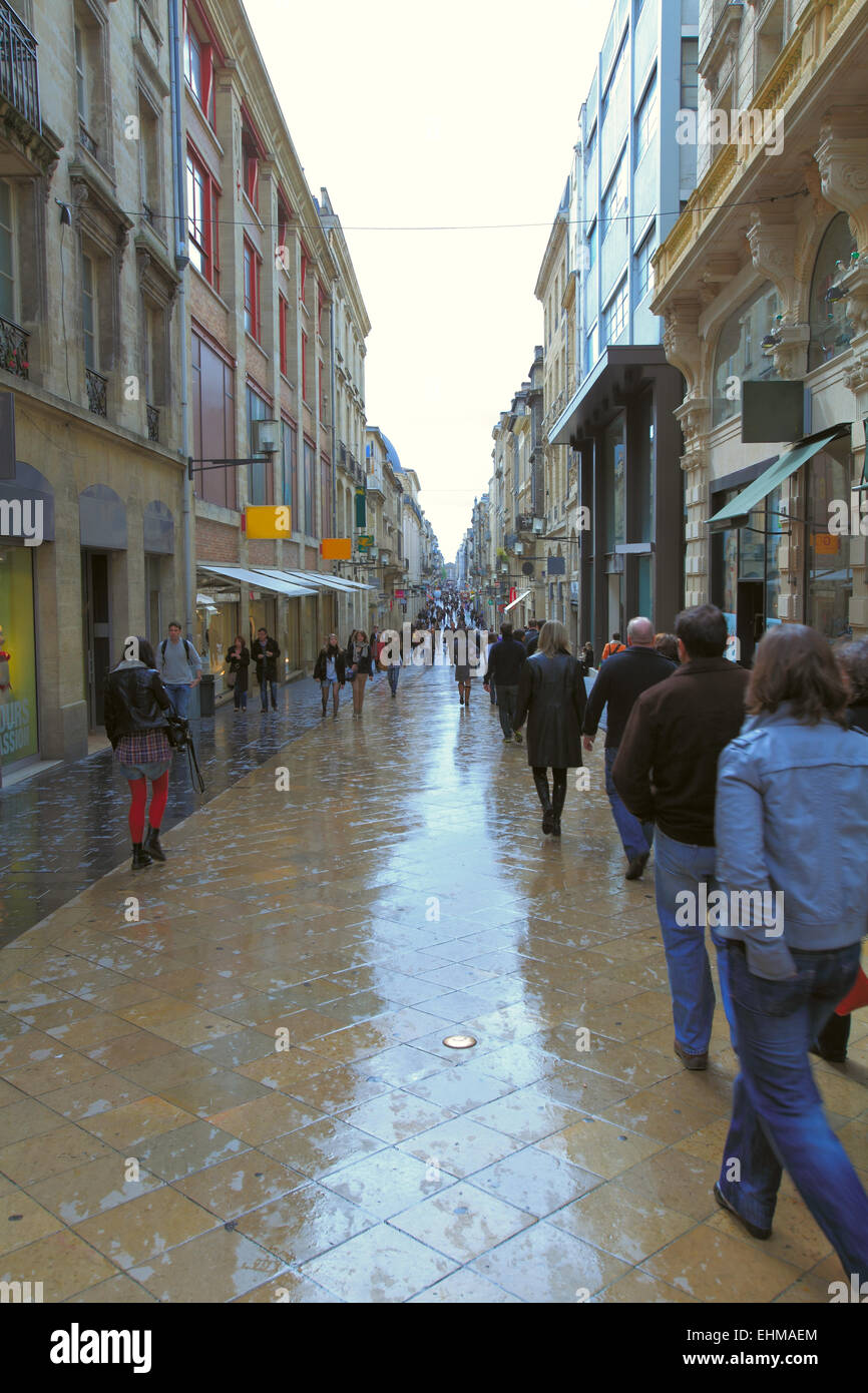 Giorno di pioggia, Rue Ste Catherine, Bordeaux, Francia Foto Stock