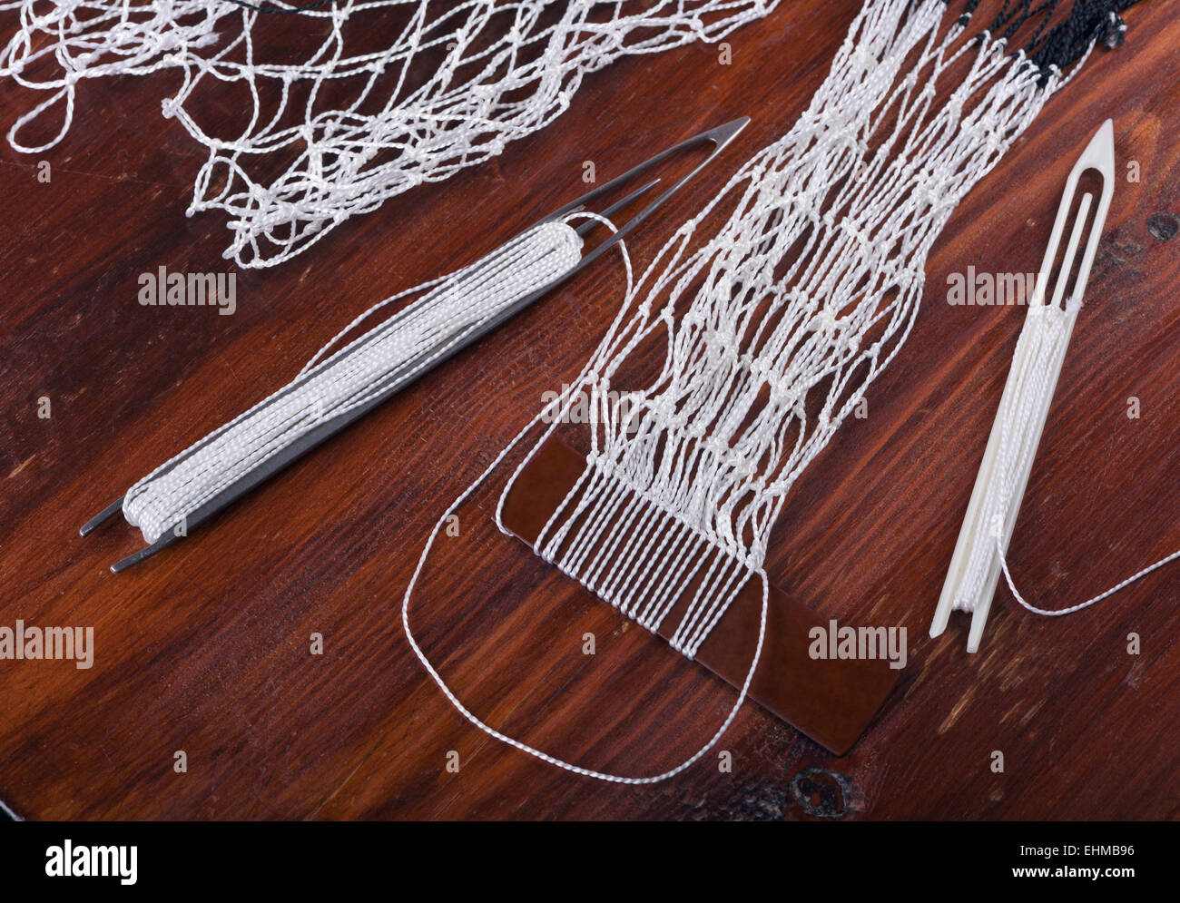 Tessitura di reti da pesca. Prodotti artigianali fatti a mano a casa Foto Stock