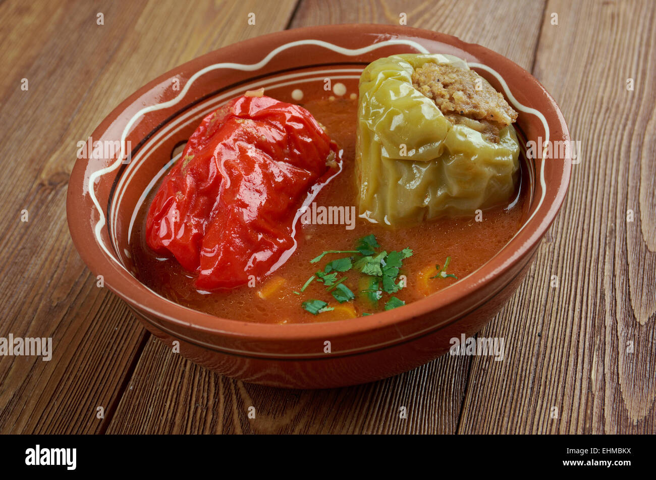 Dolma-shurpa - zuppa con peperoni ripieni.Cucina uzbeka Foto Stock